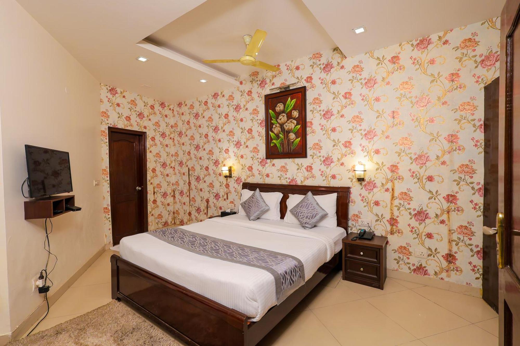 Nikko Blue - Boutique Hotel Gurgaon Esterno foto
